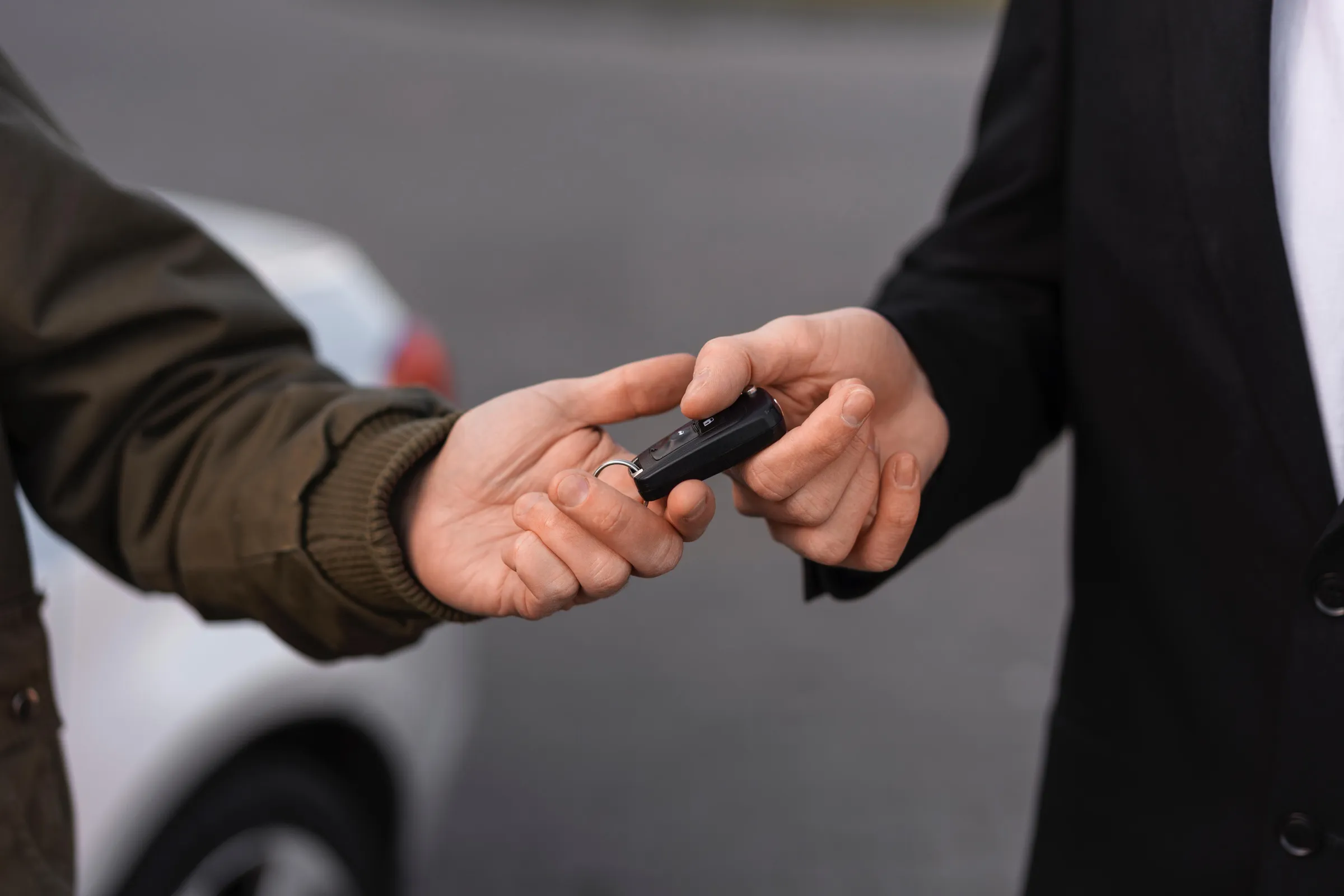 Technicien Dieze Autotech réparant un antidémarrage de voiture dans le Var